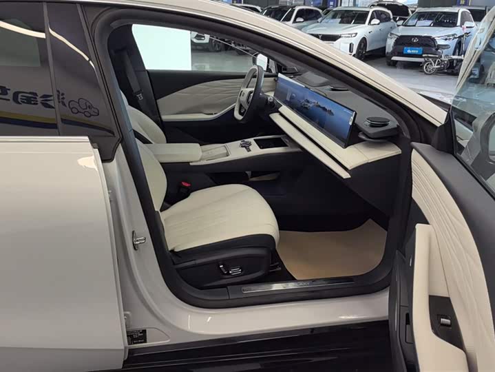 Фото 8 - Geely Galaxy E8