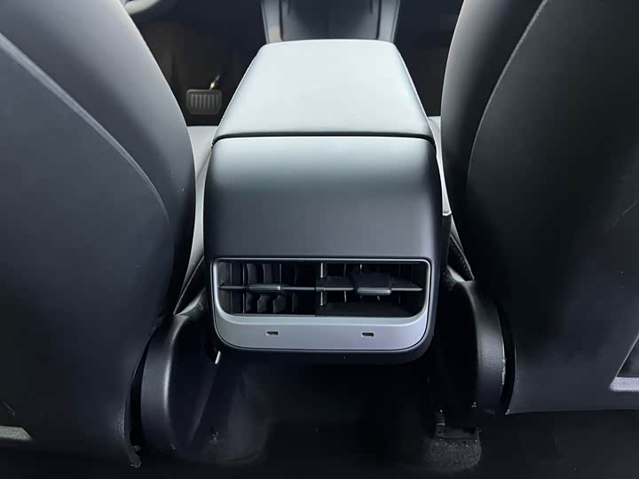 Фото 14 - Tesla Model Y