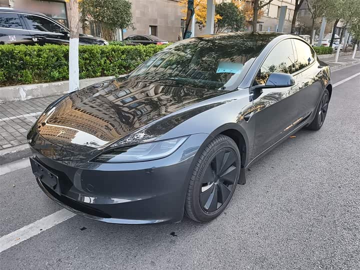 Фото 1 - Tesla Model 3