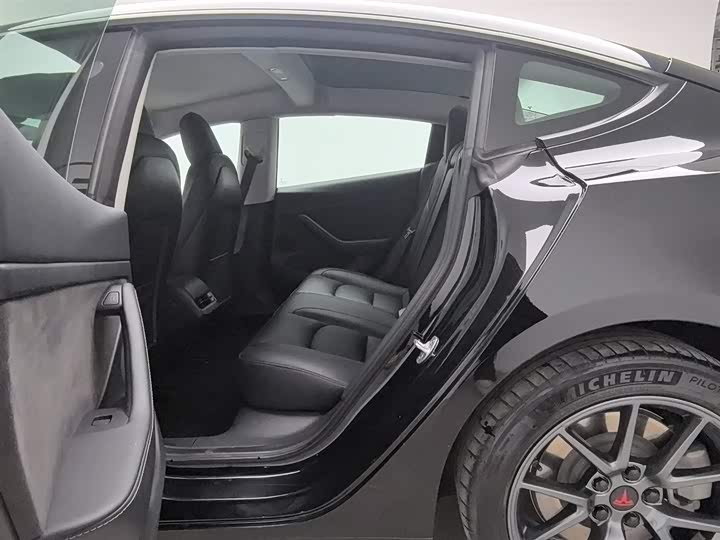 Фото 15 - Tesla Model 3