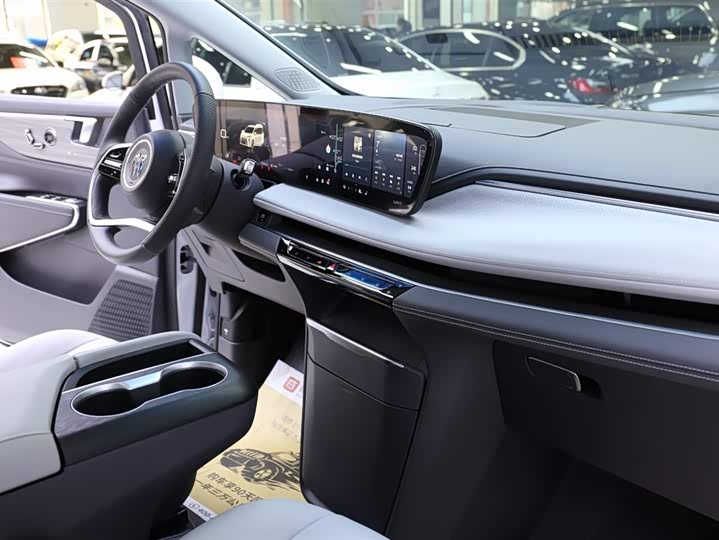 Фото 16 - Buick GL8 ES