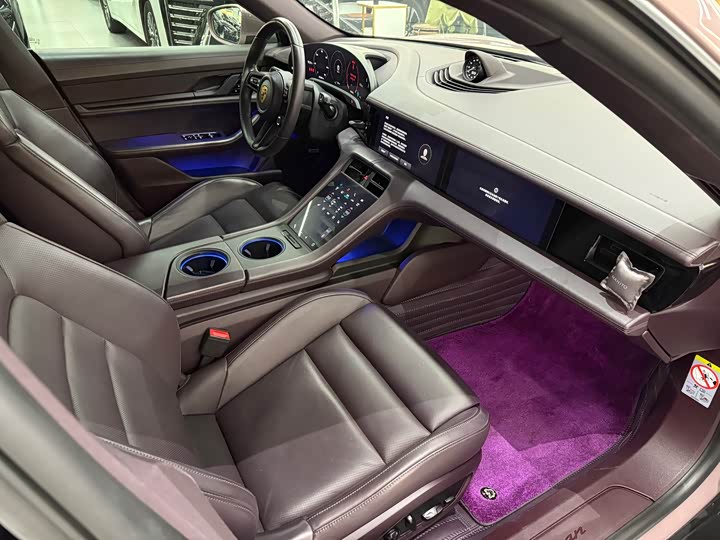 Фото 11 - Porsche Taycan
