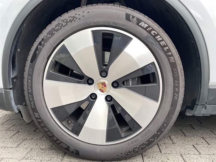 Фото 8 - Porsche Macan EV