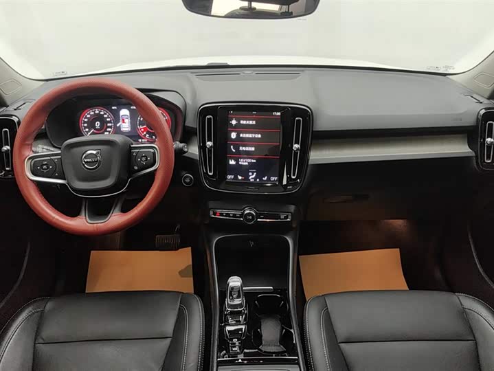 Фото 12 - Volvo XC40