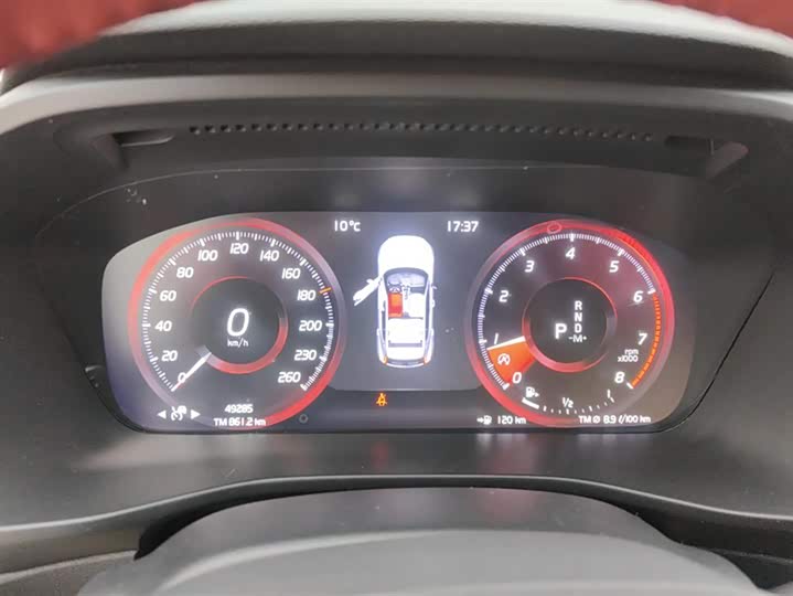 Фото 14 - Volvo XC40