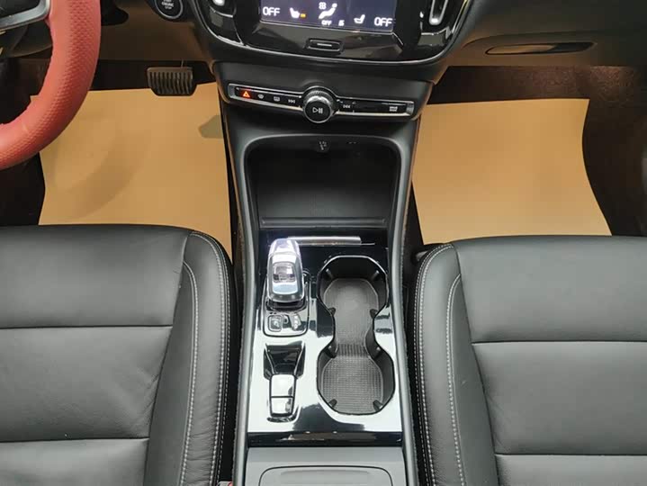 Фото 16 - Volvo XC40