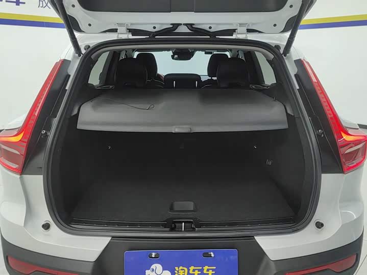 Фото 4 - Volvo XC40