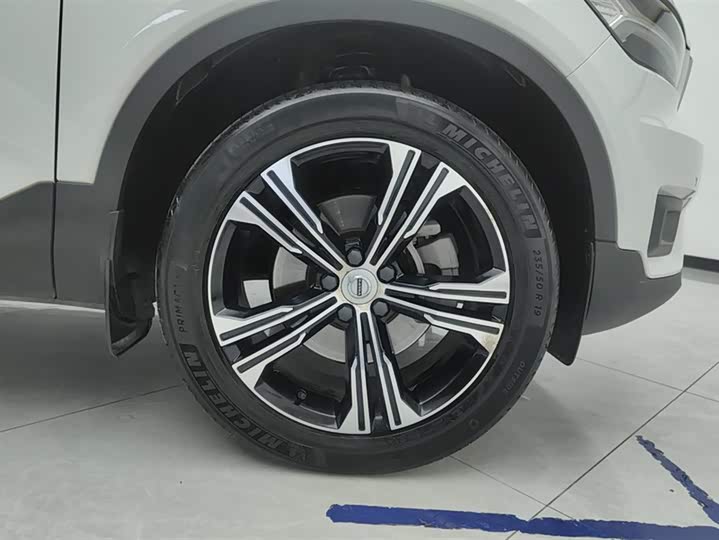 Фото 6 - Volvo XC40