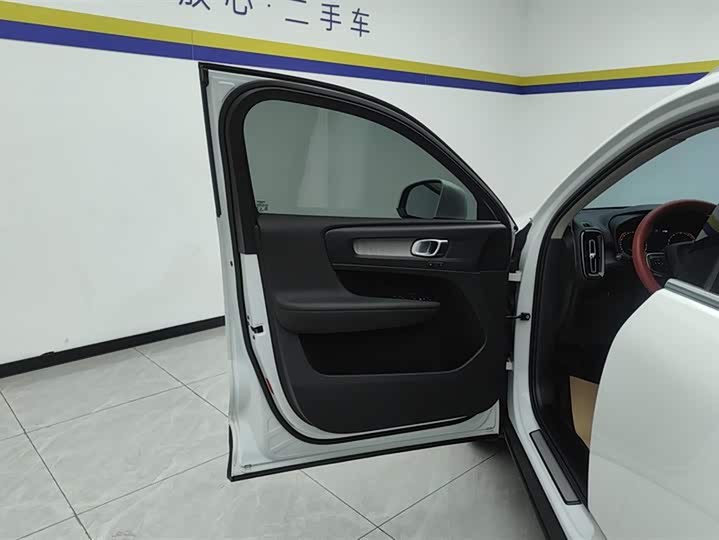 Фото 7 - Volvo XC40