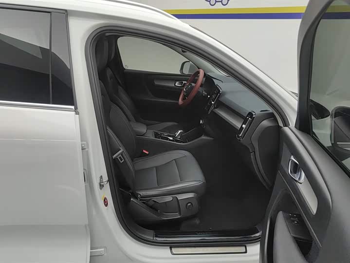 Фото 8 - Volvo XC40