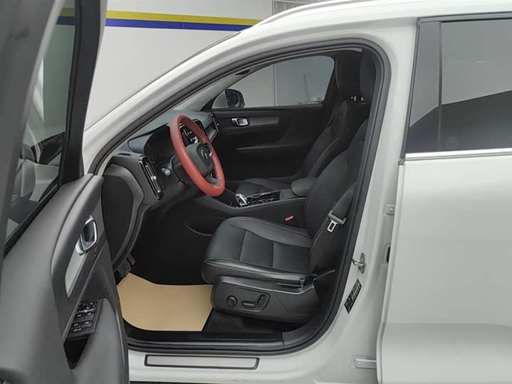 Фото 9 - Volvo XC40