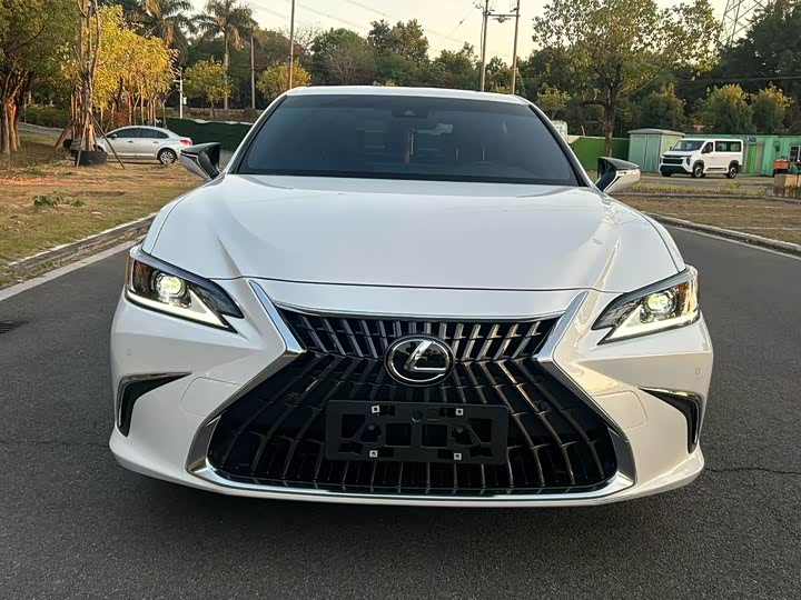 Фото 2 - Lexus ES
