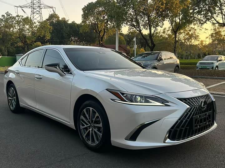 Фото 3 - Lexus ES
