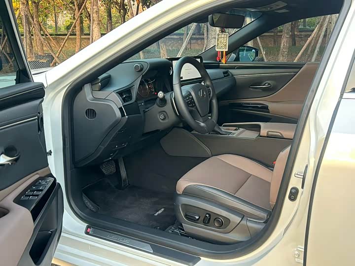 Фото 4 - Lexus ES