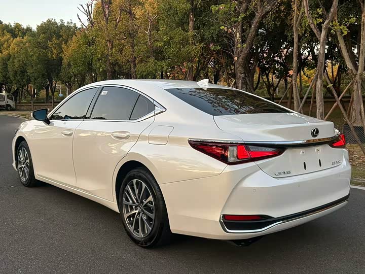 Фото 7 - Lexus ES