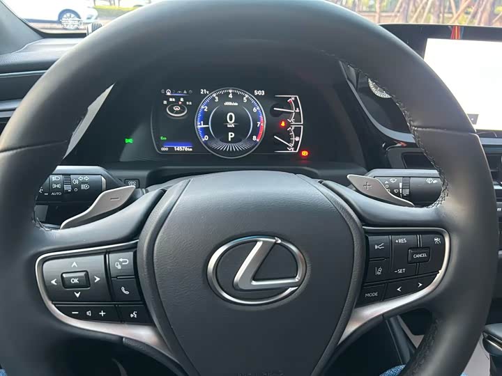 Фото 8 - Lexus ES
