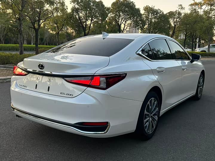 Фото 9 - Lexus ES