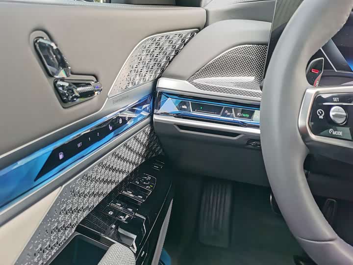 Фото 15 - BMW 7 Series Hybrid