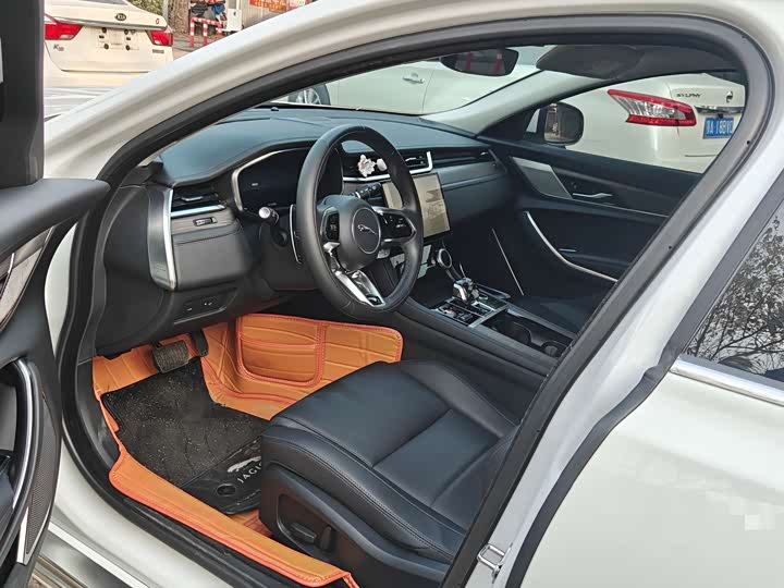 Фото 4 - Jaguar XF L