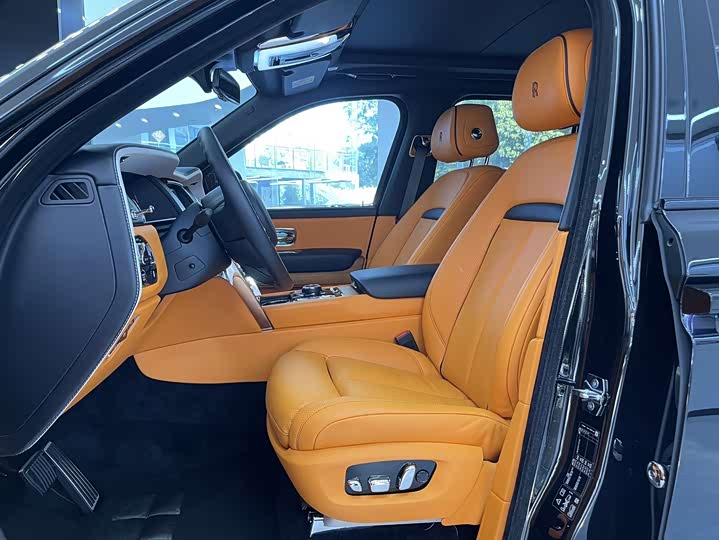 Фото 6 - Rolls-Royce Cullinan