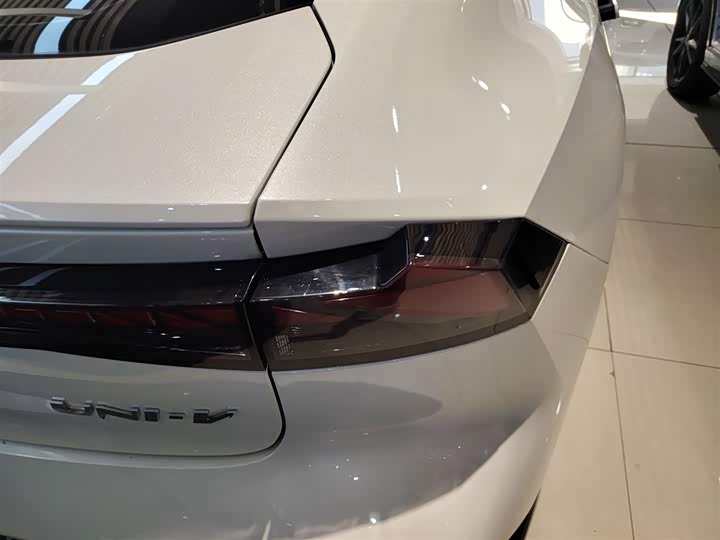 Фото 8 - Changan UNI-V