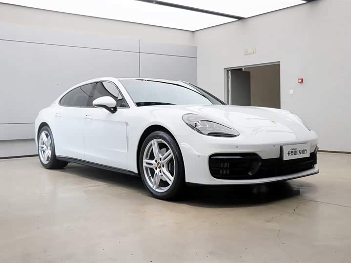 Фото 25 - Porsche Panamera