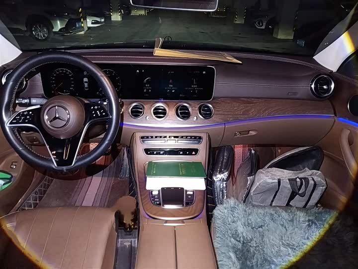 Фото 13 - Mercedes-Benz E-Class