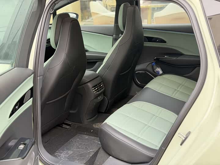 Фото 12 - Hongqi EH7