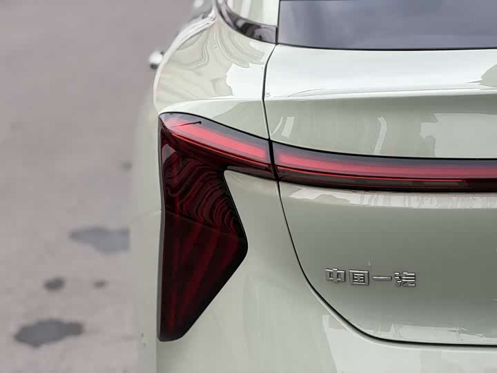 Фото 14 - Hongqi EH7