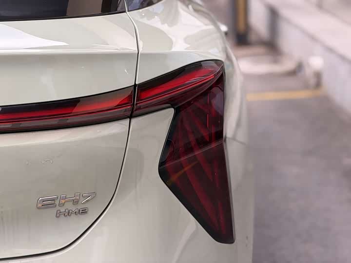 Фото 16 - Hongqi EH7