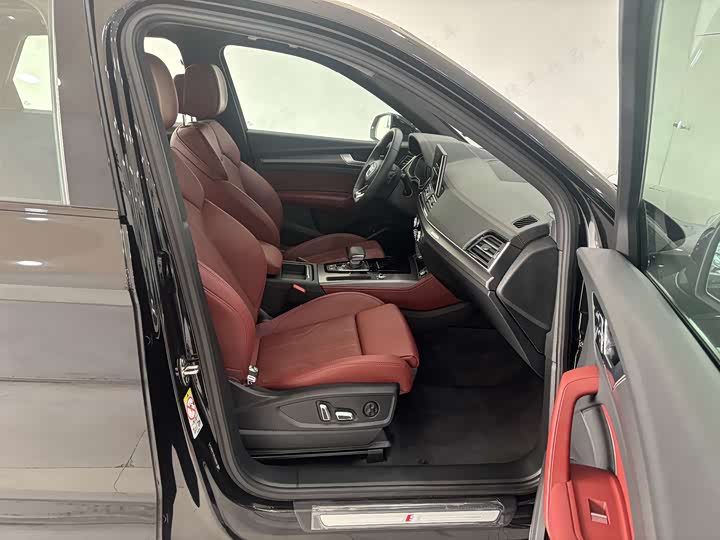 Фото 28 - Audi Q5L