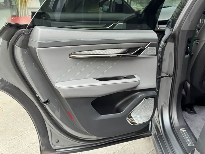 Фото 11 - Zeekr 001