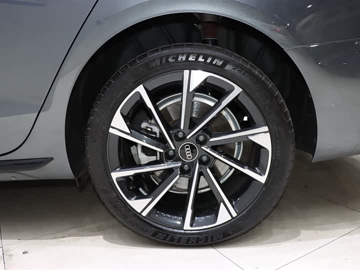 Фото 16 - Audi A4L