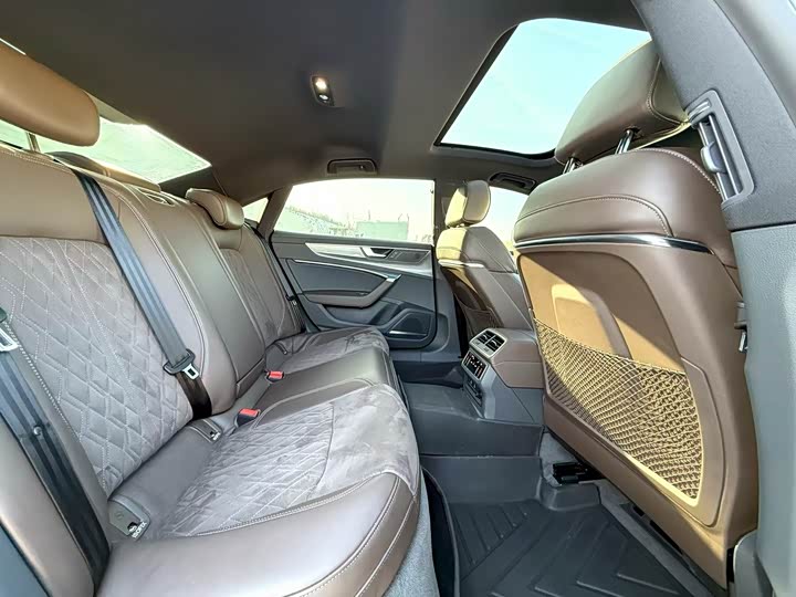 Фото 6 - Audi A7L