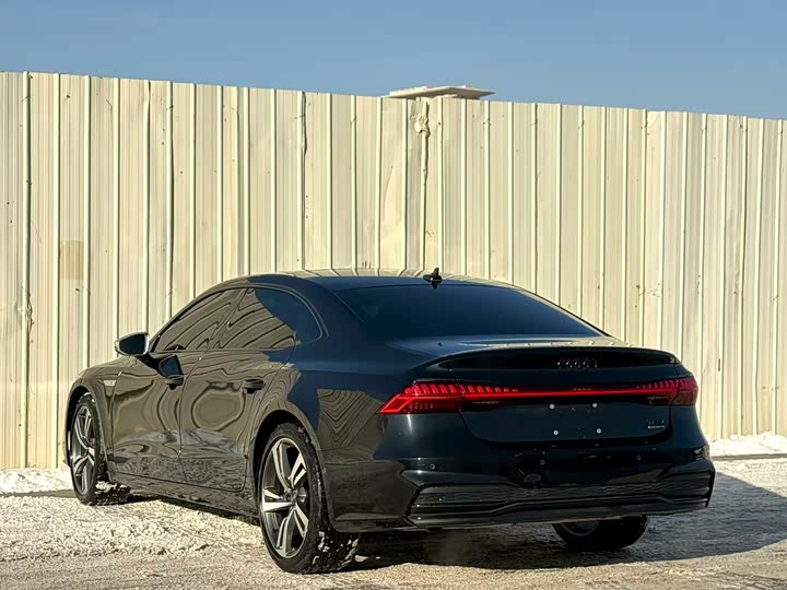 Фото 9 - Audi A7L