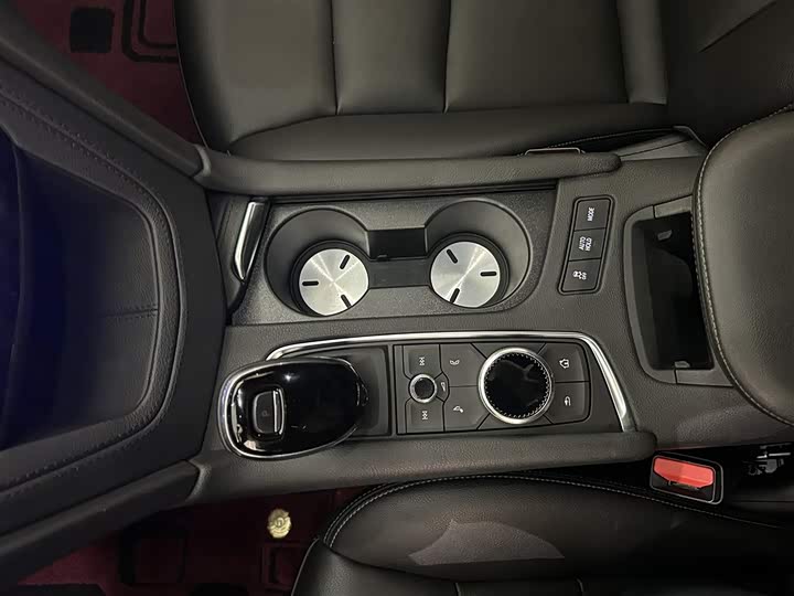 Фото 10 - Cadillac XT5