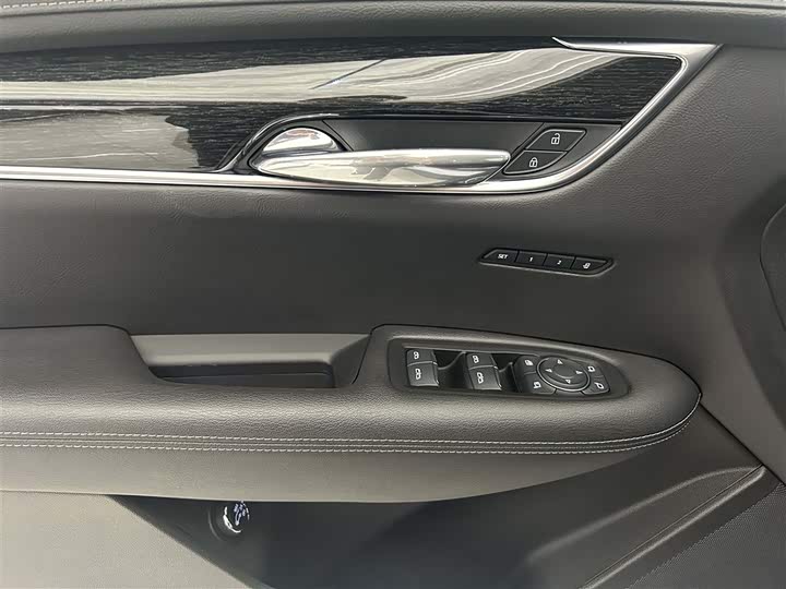 Фото 6 - Cadillac XT5