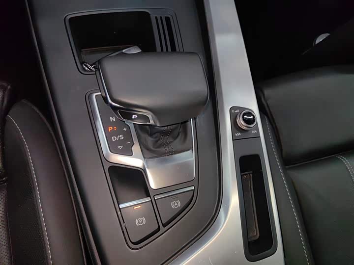 Фото 14 - Audi A4L