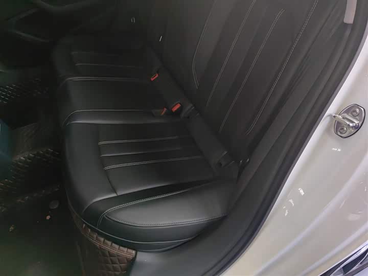 Фото 17 - Audi A4L