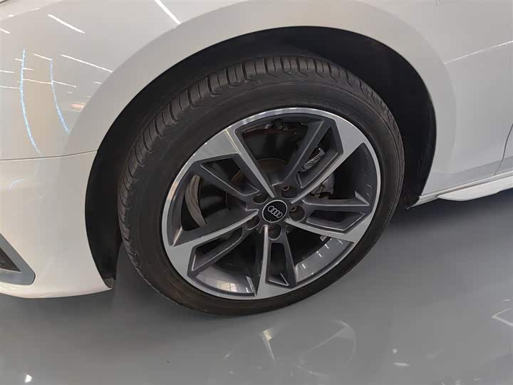 Фото 23 - Audi A4L