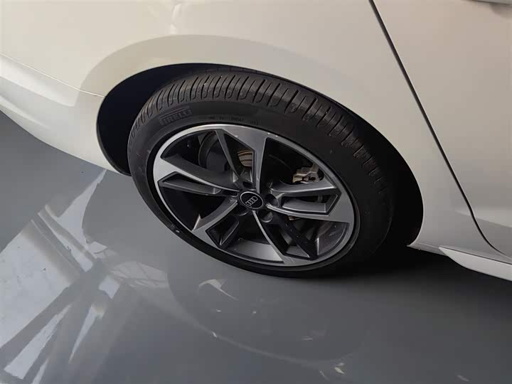 Фото 26 - Audi A4L