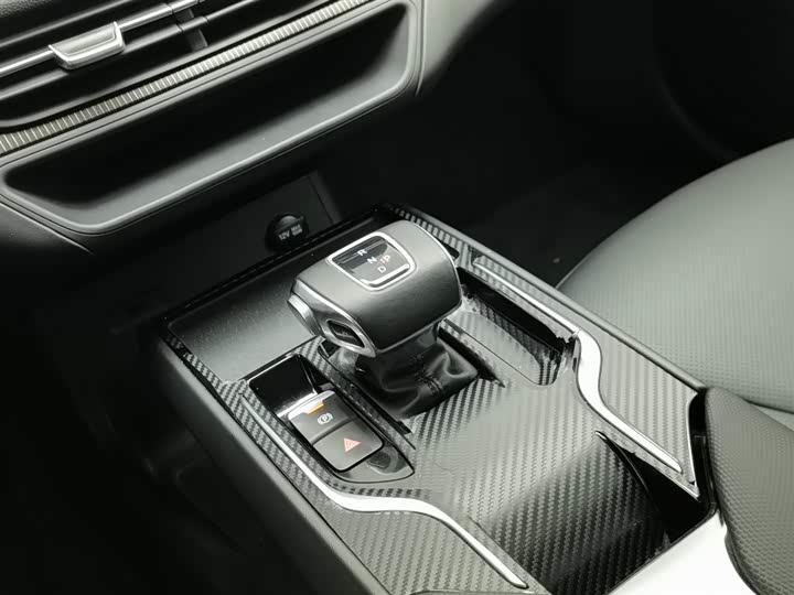 Фото 13 - Hongqi E-QM5