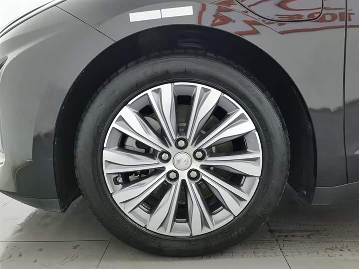 Фото 17 - Hongqi E-QM5