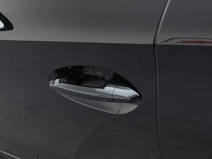 Фото 18 - Hongqi E-QM5