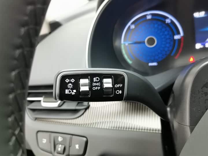 Фото 21 - Hongqi E-QM5