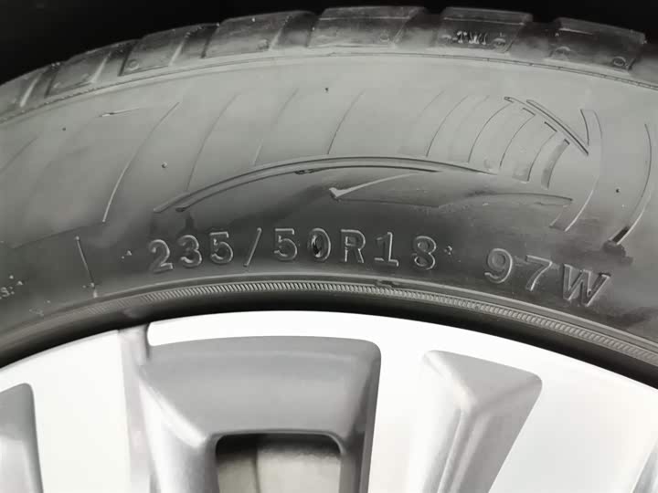 Фото 24 - Hongqi E-QM5