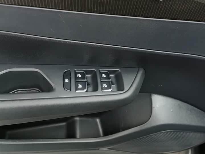 Фото 9 - Hongqi E-QM5