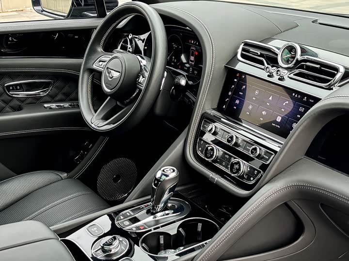 Фото 10 - Bentley Bentayga