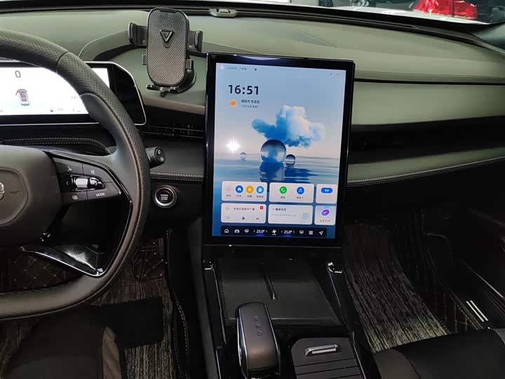 Фото 13 - Geely Atlas