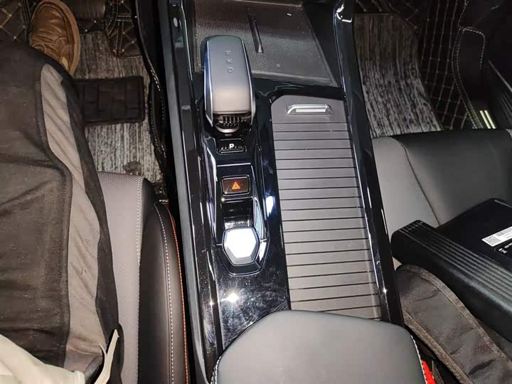 Фото 14 - Geely Atlas